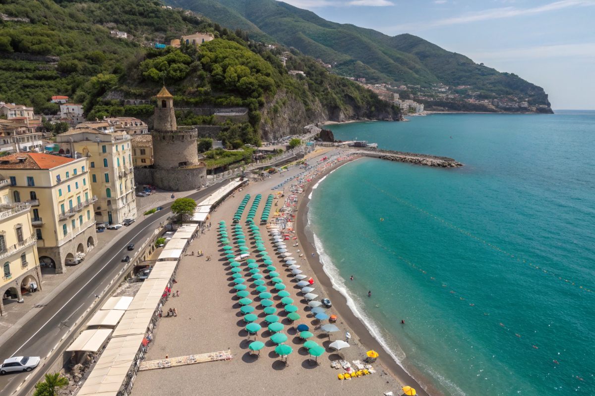 Spiaggia di Maiori vista dall'alto con ombrelloni e acque cristalline